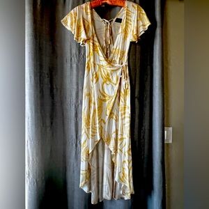 Soft wrap dress. Size xs . Color shell with yellow design .